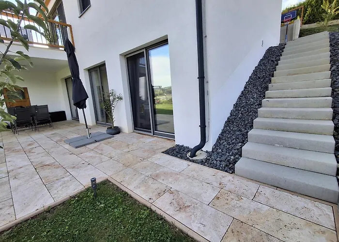 Sonniges In Mit Eigenem Garten Und Weitblick アパート